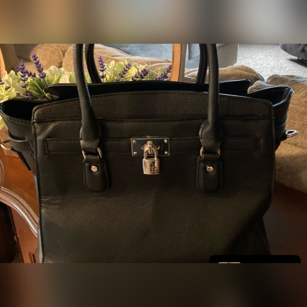 🏖️ Dana Buchman beautiful EUC handbag